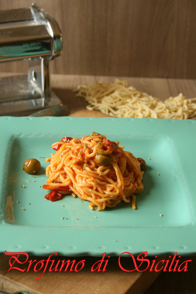 Spaghetti alla Chitarra alle Olive e Origano