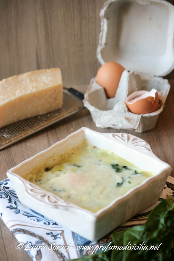uova alla fiorentina con spinaci e besciamella cotte in forno