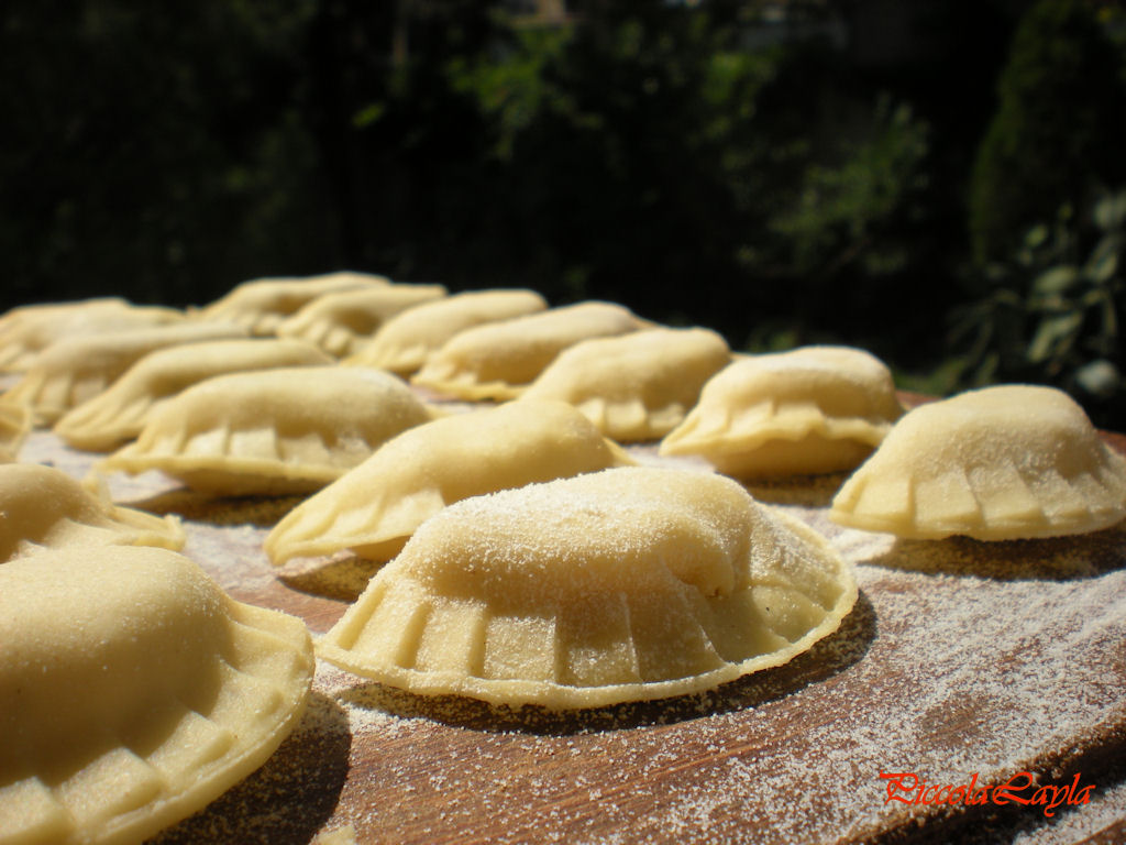 Pasta ripiena con patate e condita con un delizioso e profumato battuto