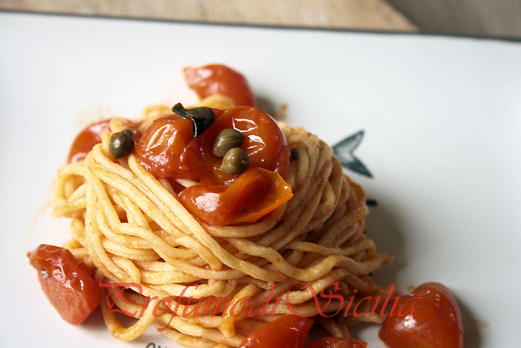 Spaghetti alla Chitarra con Sugo all'Eoliana
