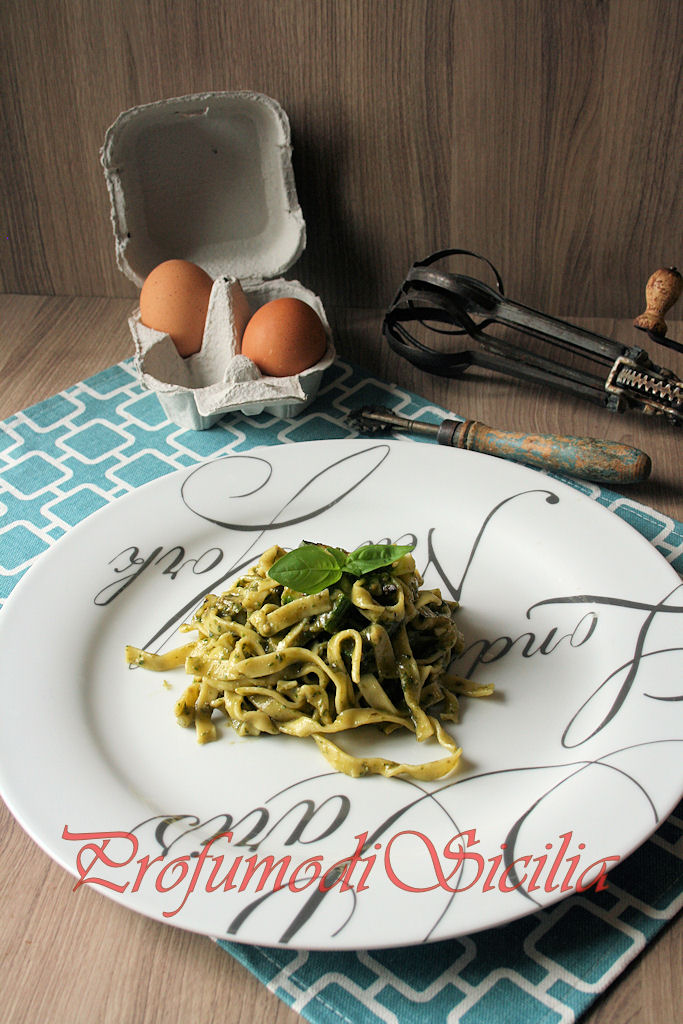 Tagliatelle all'uovo con Pesto alle Mandorle e Zucchine Grigliate