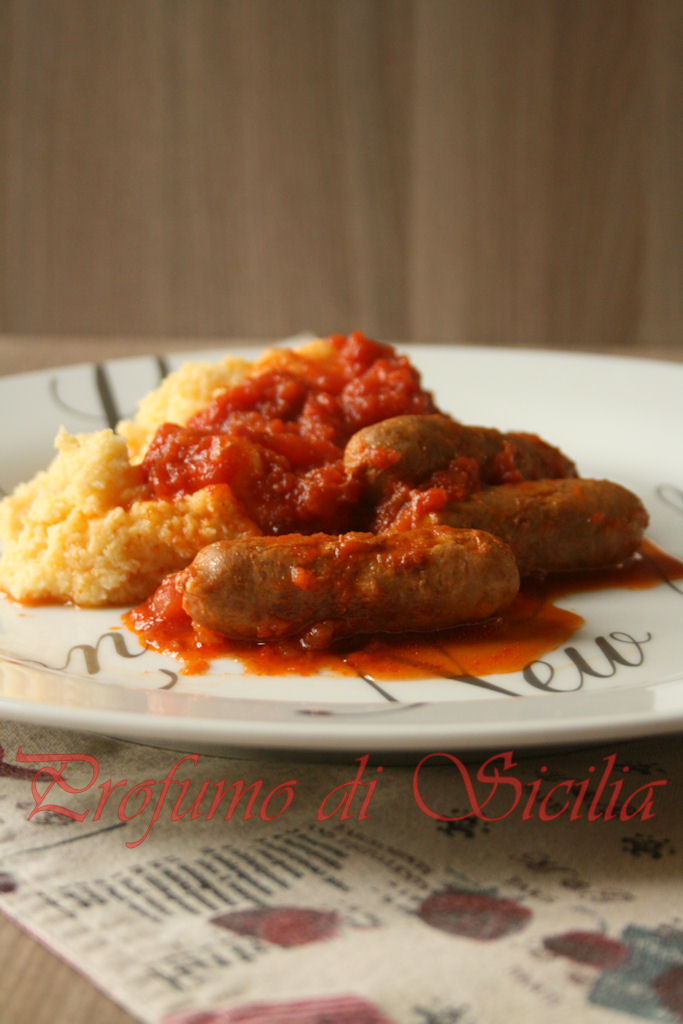 Polenta con salsiccia: ricette primi piatti (Polenta with sausage ragu) 