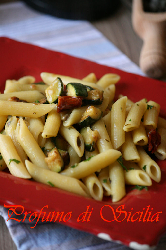 Pasta con Zucchine e Pomodori Secchi