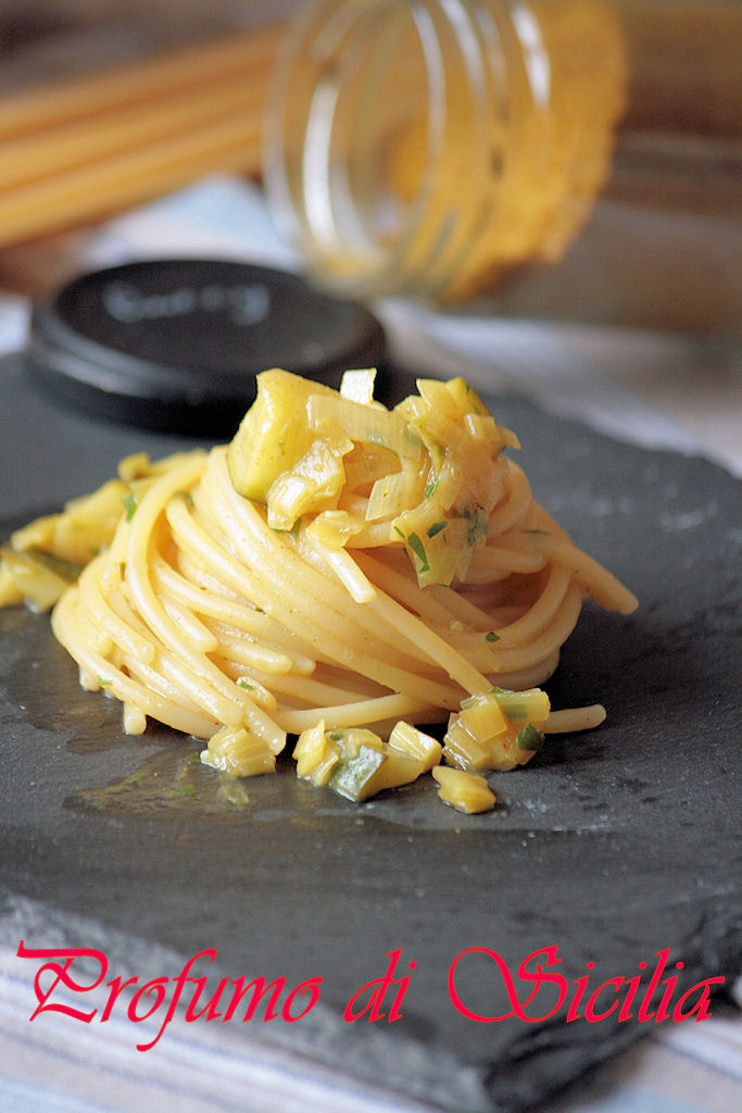 spaghetti con porro e zucchine