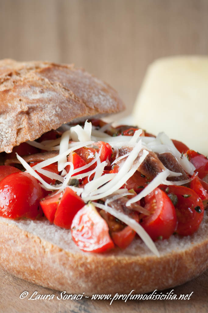 Pane Cunzato all'eoliana una ricetta Siciliana