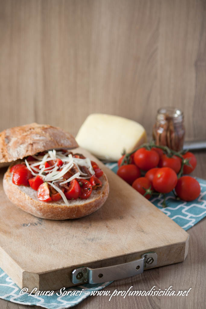 Pane Cunzato all'eoliana una ricetta Siciliana