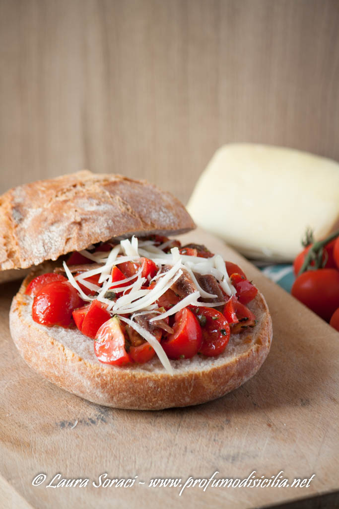 Pane Cunzato all'eoliana una ricetta Siciliana