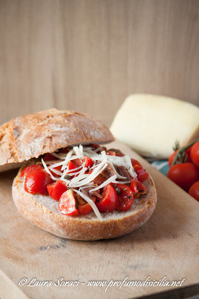 Pane Cunzato all'eoliana una ricetta Siciliana