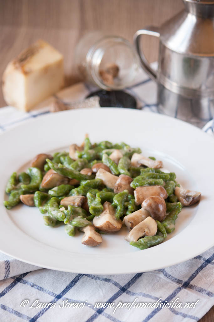 Spatzle di Spinaci con Funghi e salsa al Formaggio