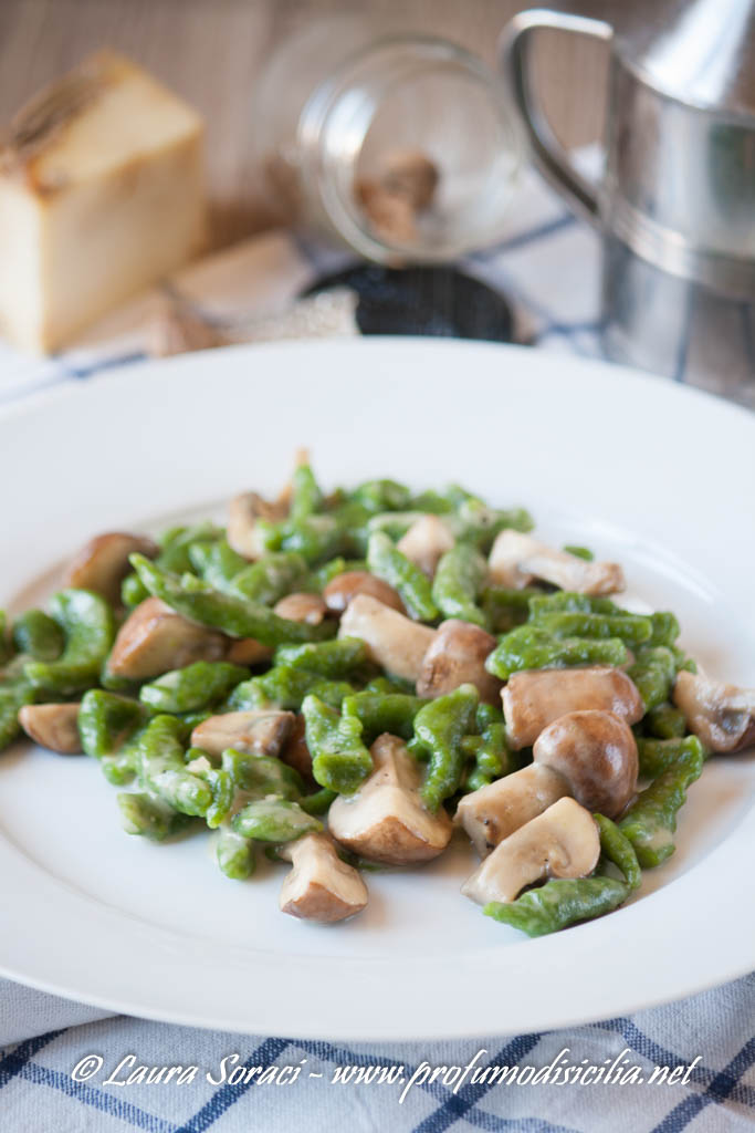 Spatzle di Spinaci con Funghi e salsa al Formaggio