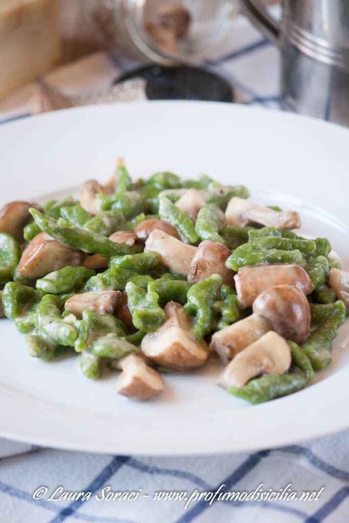 Spatzle di Spinaci con Funghi e salsa al Formaggio