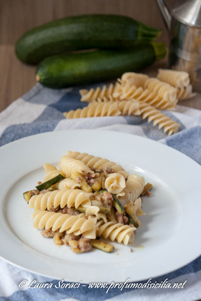 Eliche con Pasta di Salame e  Zucchine, un piatto di pasta dal sapore intenso