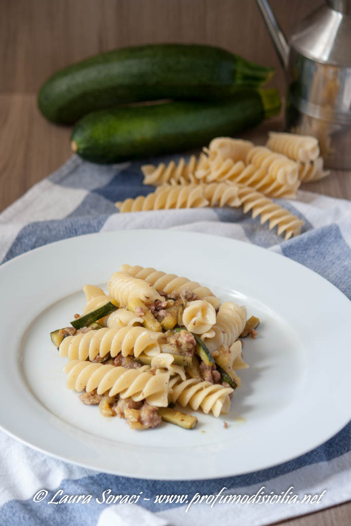 Eliche con Pasta di Salame e  Zucchine, un piatto di pasta dal sapore intenso