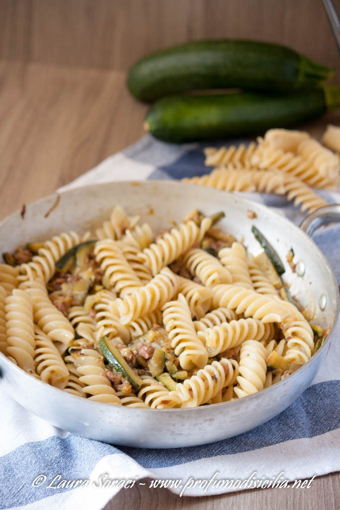 Eliche con Pasta di Salame e  Zucchine, un piatto di pasta dal sapore intenso