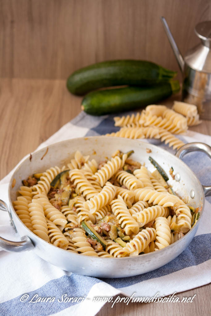 Eliche con Pasta di Salame e  Zucchine, un piatto di pasta dal sapore intenso