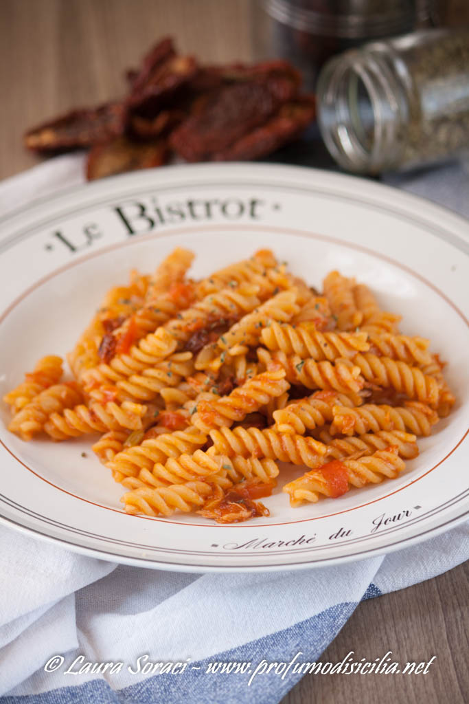 pasta con tonno e pomodori secchi