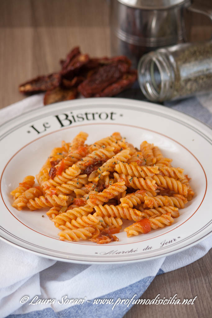 pasta con tonno e pomodori secchi.