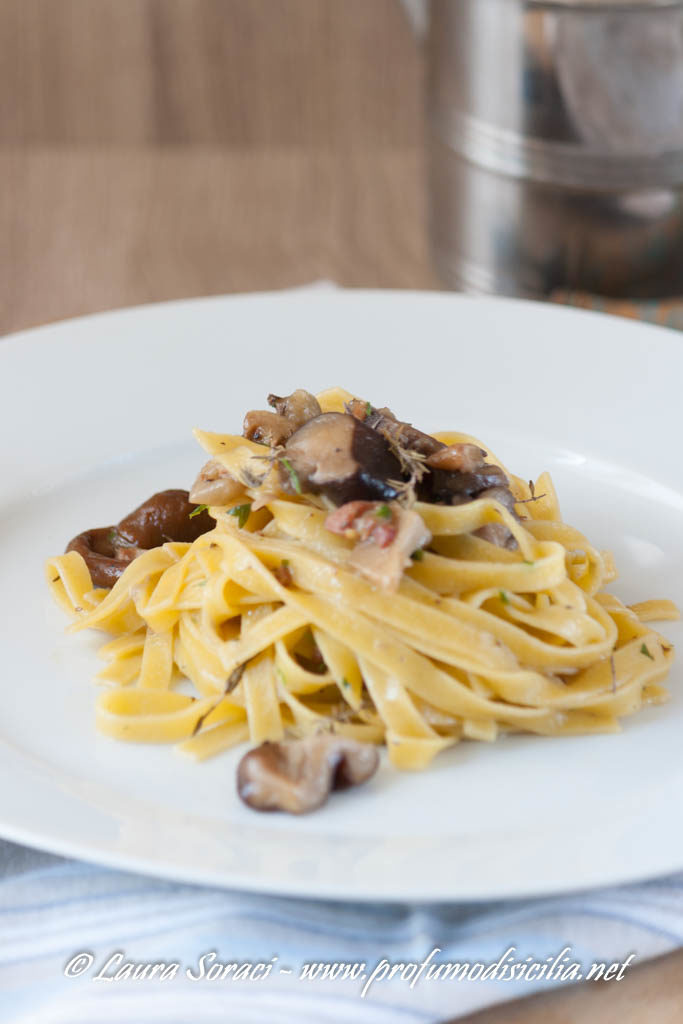 tagliatelle con funghi e speck un piatto gustoso per la stagione invernale