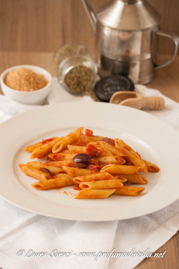 Pasta con Alici e Olive Nere per un pranzo veloce