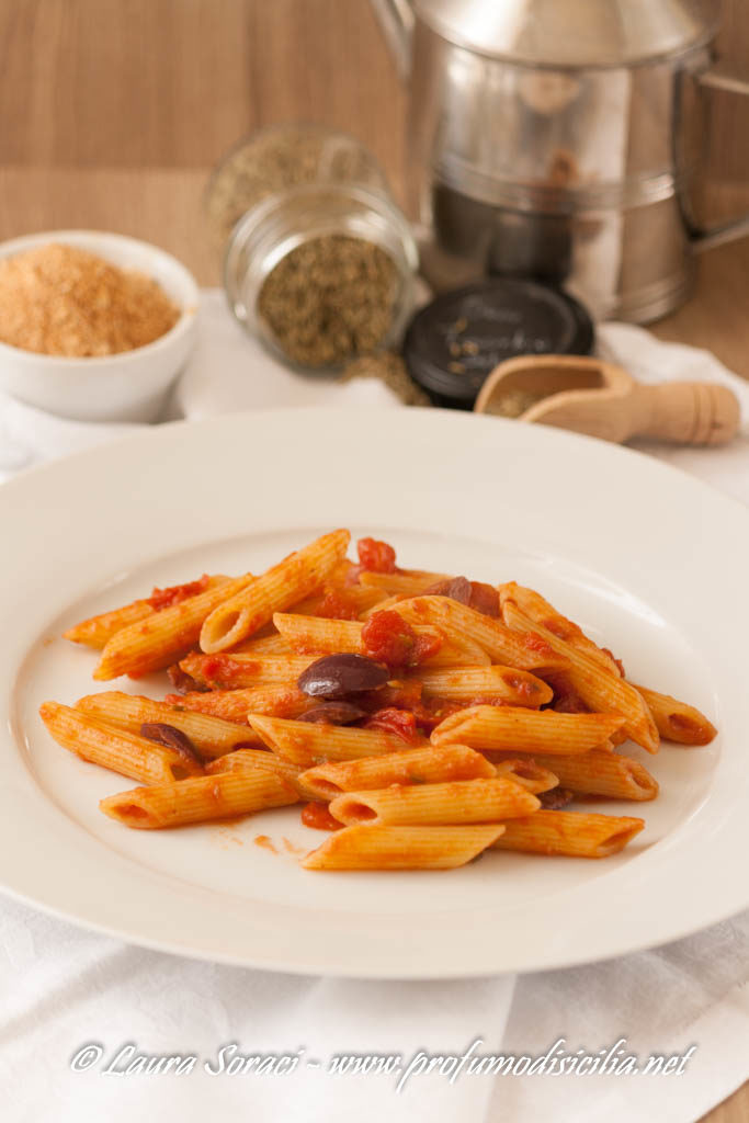 Pasta con Alici e Olive Nere per un pranzo veloce