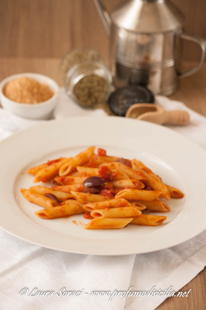 Pasta con Alici e Olive Nere per un pranzo veloce