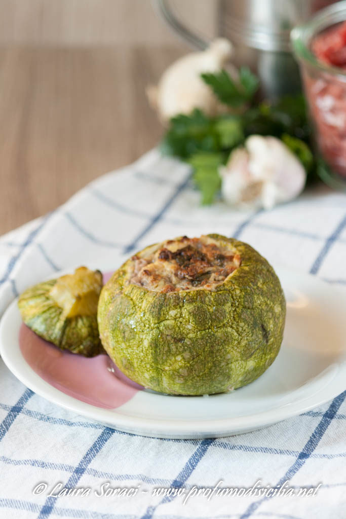 Avete mai preparato le zucchine tonde al forno? Con questa semplice ricetta la vostra casa profumerà di buono