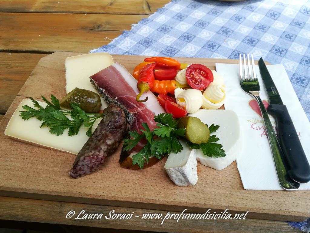 un piatto tipico di salumi e formaggi per le Vacanza in Sud-Tirolo