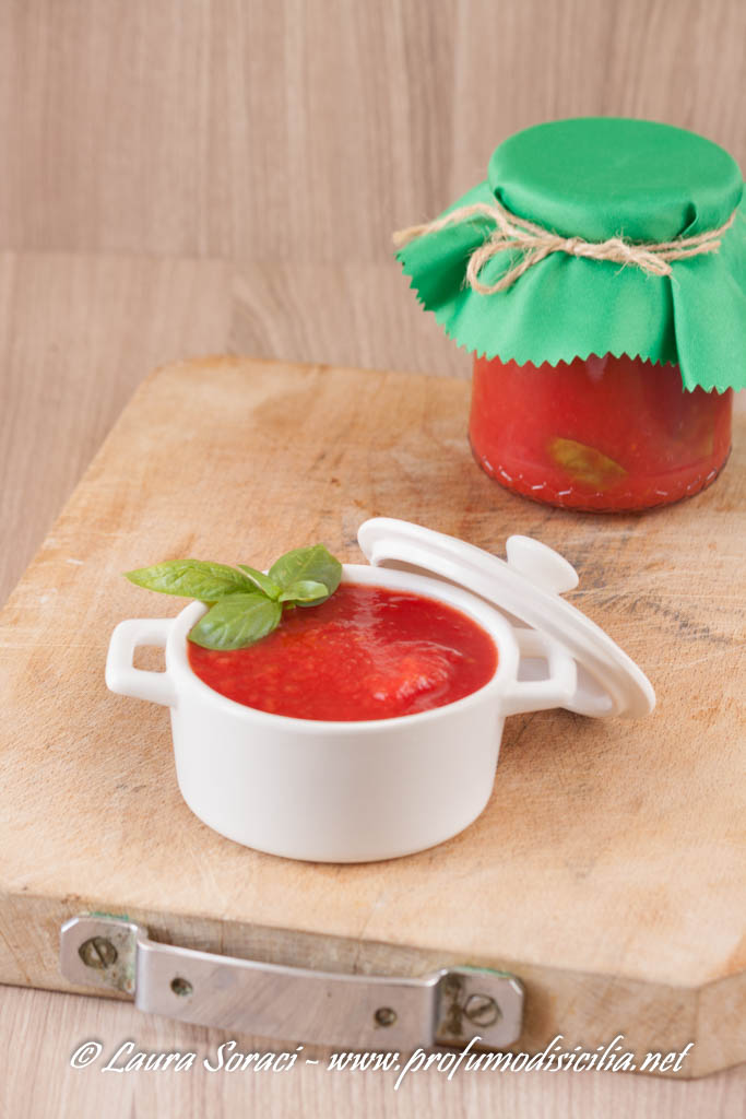le conserve di salsa di pomodoro in sicilia non possono mai mancare