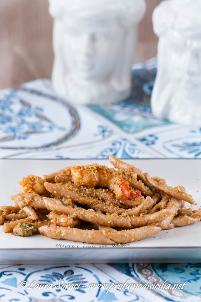 La pasta dal sapore di mare e di terra le busiate con gamberi e pistacchi 