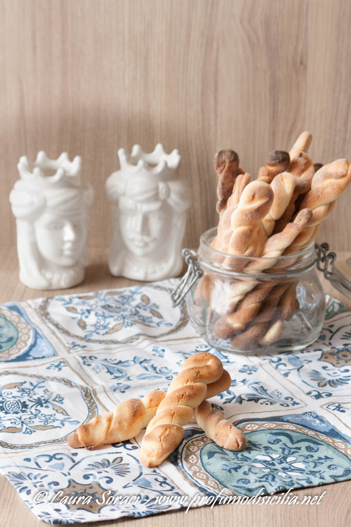 I biscotti siciliani al latte per la colazione  in famiglia