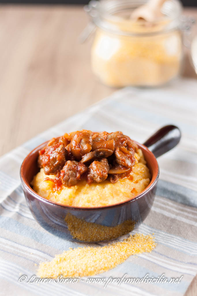 Un piatto invernale la polenta con funghi porcini e salsiccia