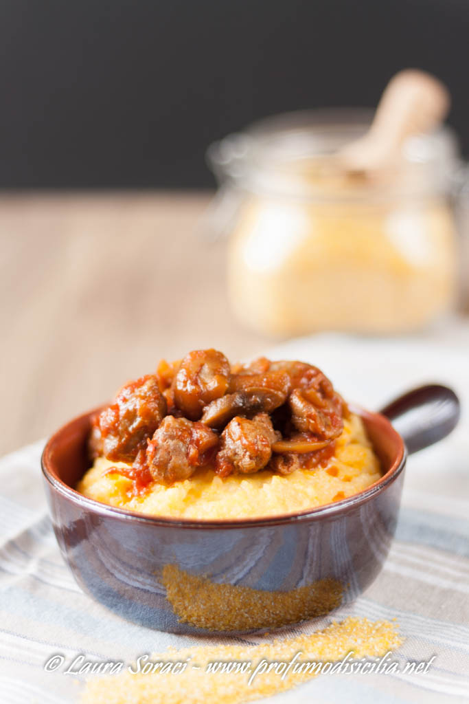 Un pranzo della domenica con polenta ai funghi porcini e salsiccia