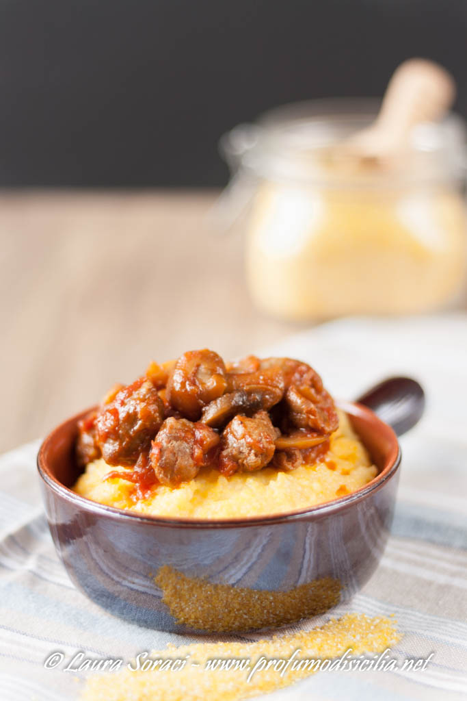 La polenta con funghi porcini e salsiccia un piatto che coccola in inverno