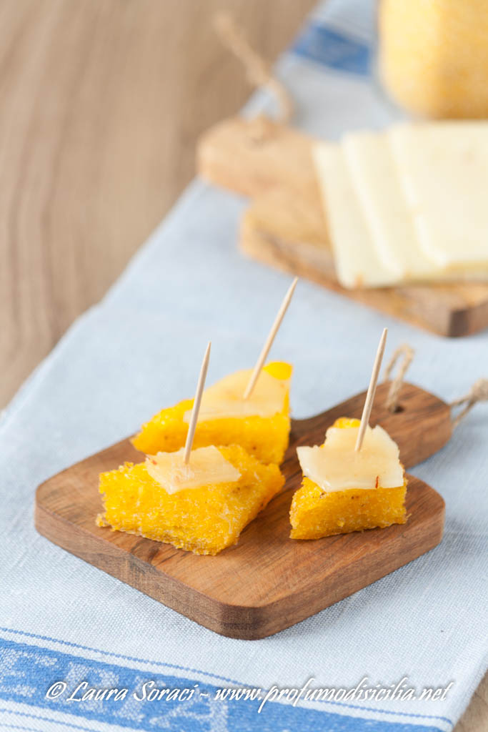 Piccoli triangolini di polenta fritta gli scaghiozzi sono conosciuti in tutta Italia