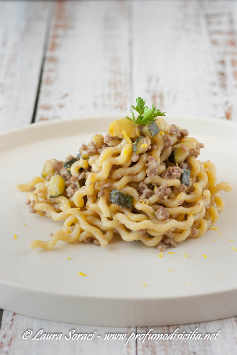 Volete divertirvi in cucina, allora provate questo piatto di fusilli lunghi 