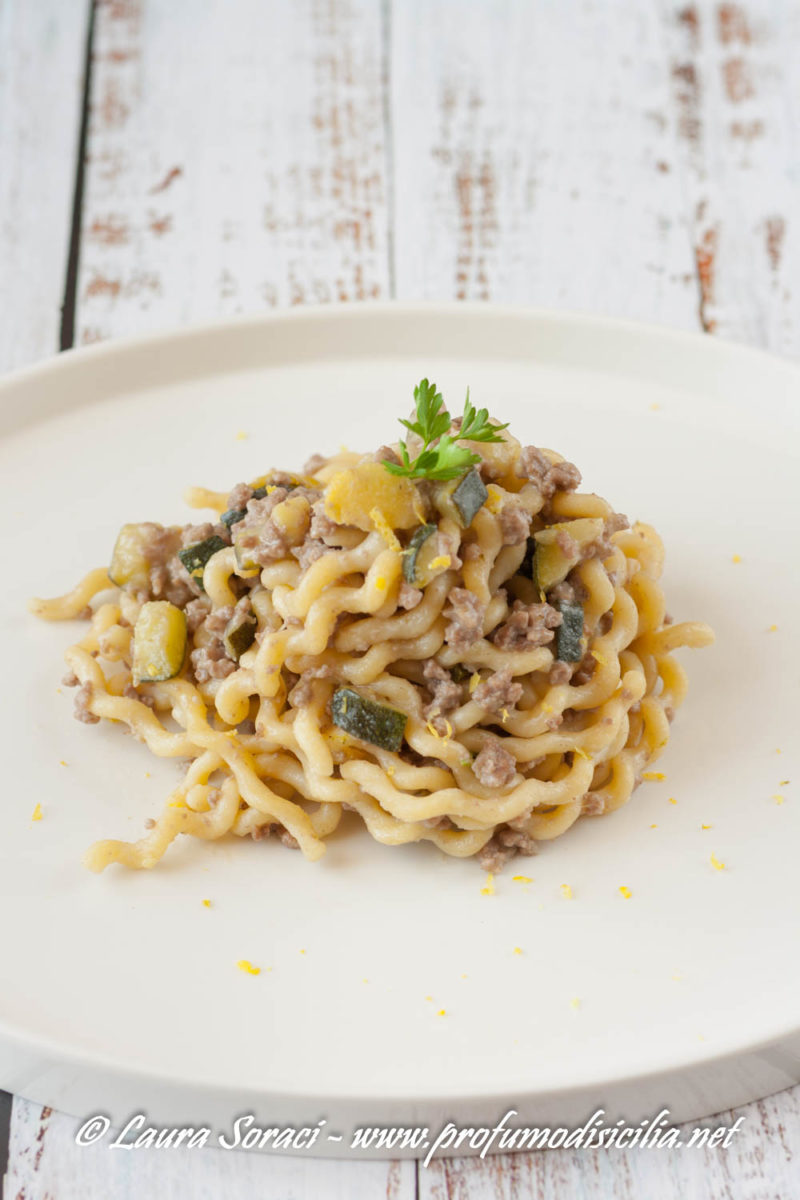 I fusilli lunghi con macinato zucchine e limone un piatto fresco per ogni stagione