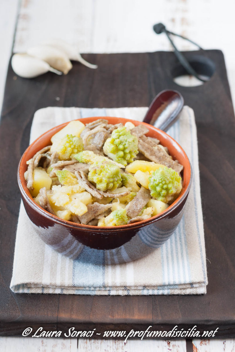un piatto buonissimo a con broccolo romanesco e patate