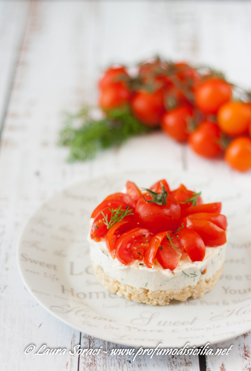 volete stupire con una cheesecake salata con feta greca e pomodori