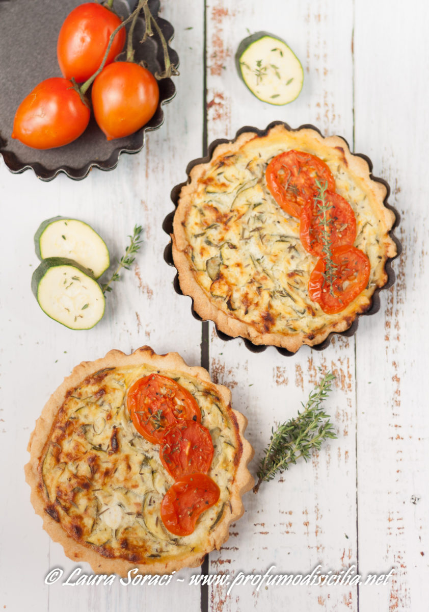 una quiche con zucchine e pomodori per un aperitivo o per la scampagnata domenicale