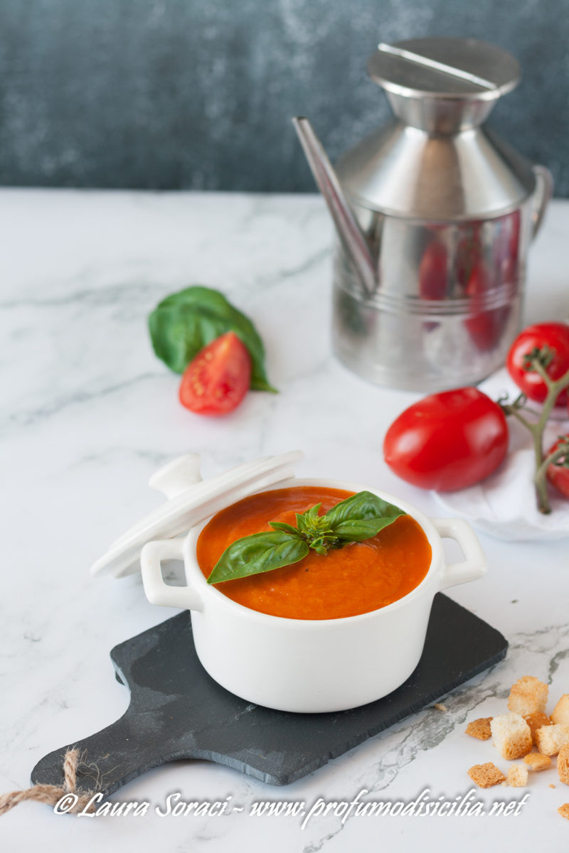 una zuppa di pomodori gustosa e coccolosa per la stagione calda