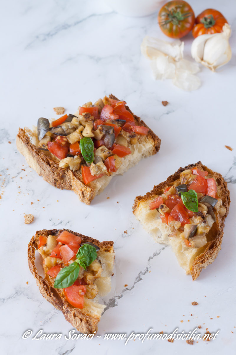 La bruschetta con melanzane grigliate e pomodoro costoluto di Pachino IGP