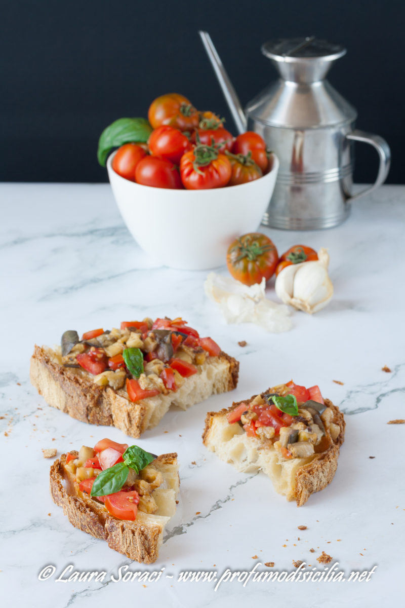 La bruschetta con melanzane grigliate e pomodoro costoluto di Pachino IGP