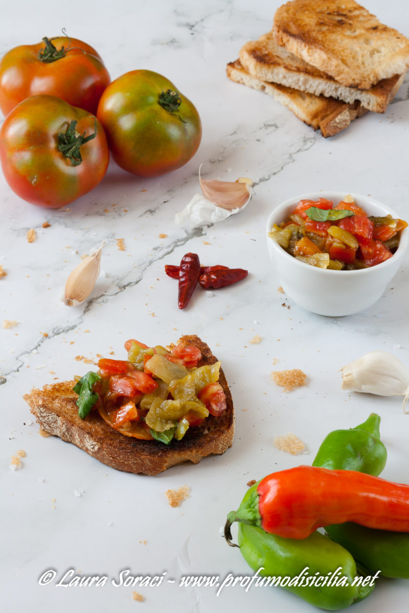 Una bruschetta deliziosa per questi giorni di settembre con friggitelli e pomodoro camone