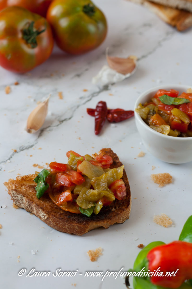 La bruschetta con i friggitelli e il pomodoro camone è buonissima