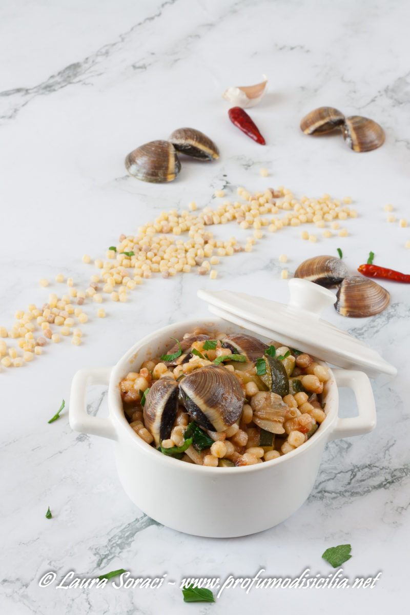 la cucina tipica sarda la fregola con vongole e zucchine