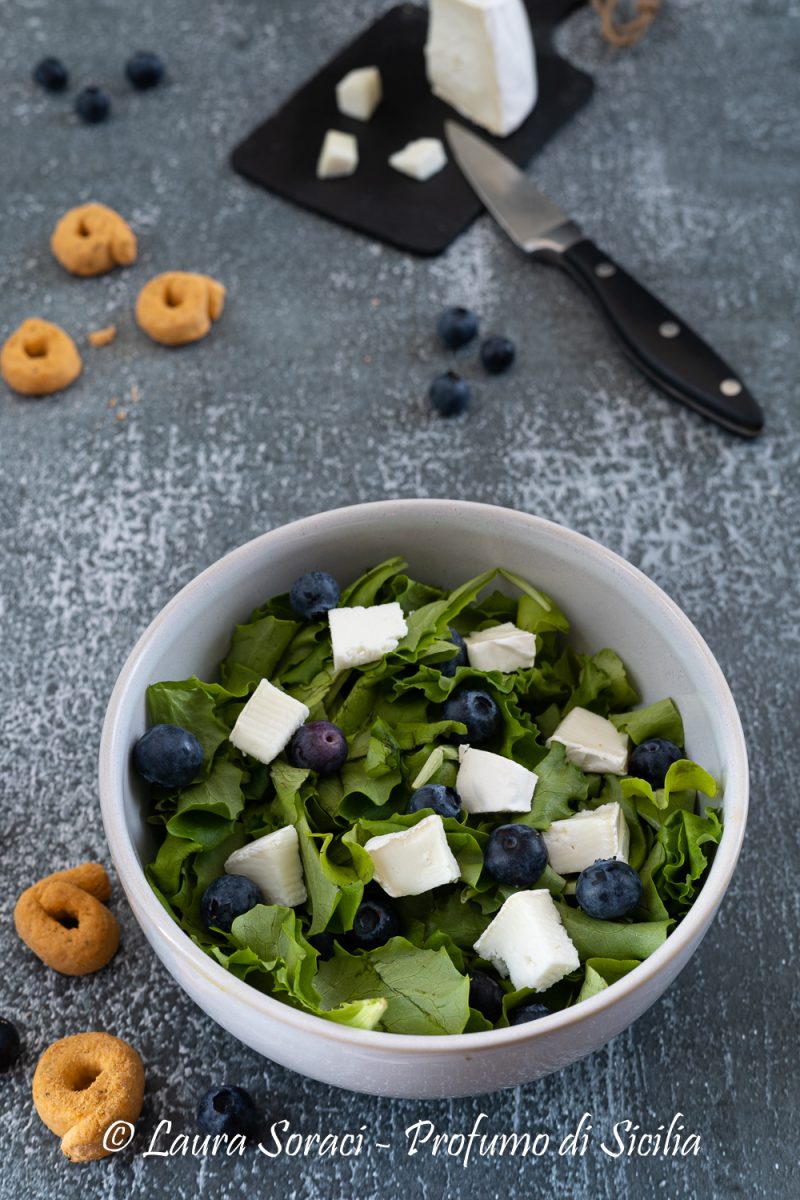 Nuovi  intrecci, nuovi sapori, frutta verdura insalata formaggi quante ricette possono creare... un insalata con Mirtilli e Caprino