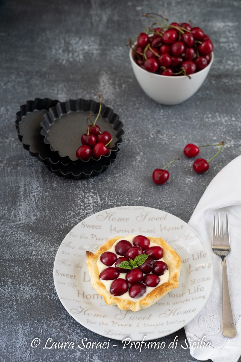 che ne dite di un dolce buonissimo e velocissimo la tartellatta di pasta sfoglia con crema diplomatica 