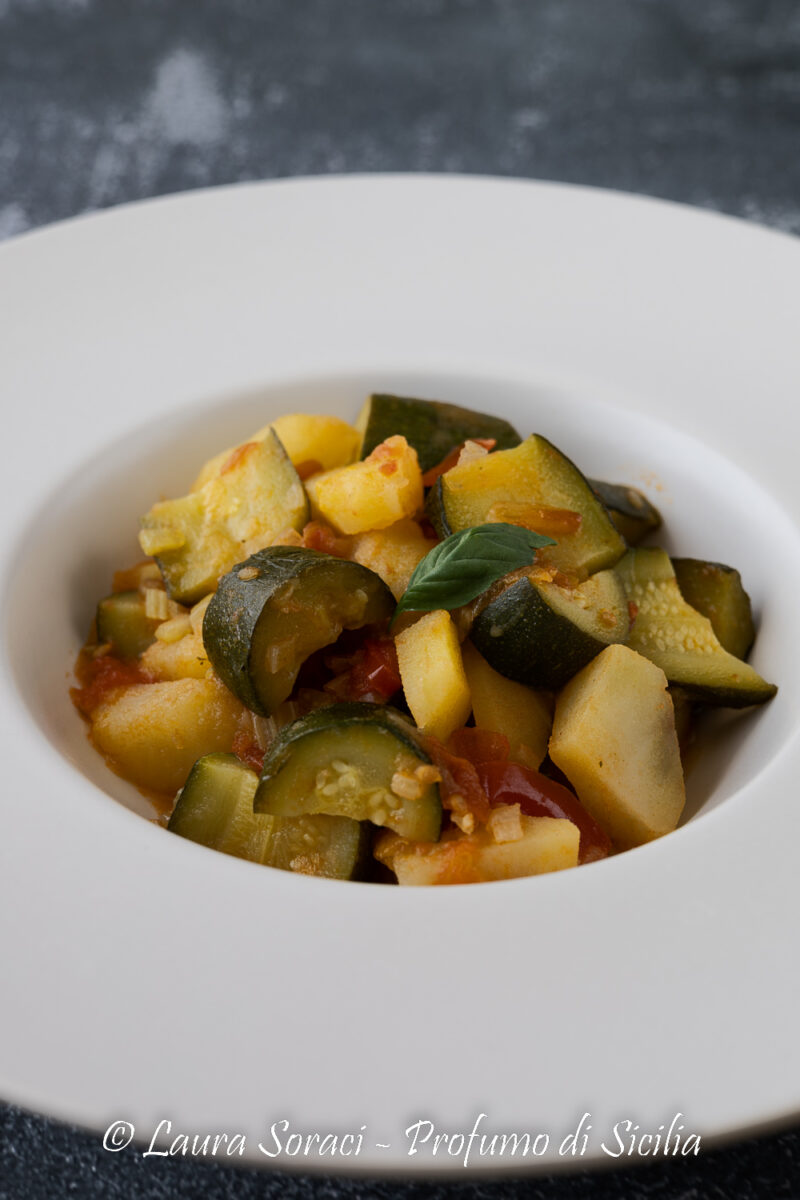 Le zucchine al pomodoro un piatto semplice carico di ricordi