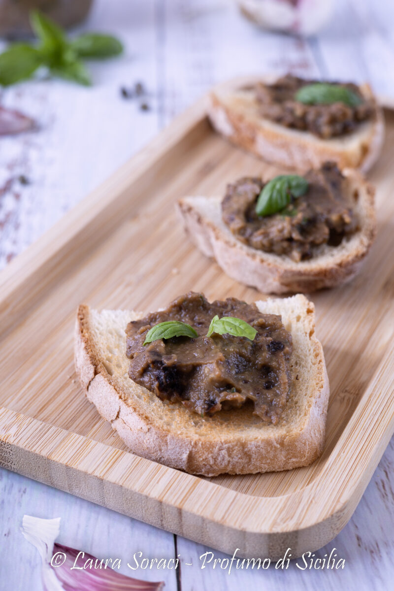 La bontà della crema di melanzane da usare sul pane o con la pasta