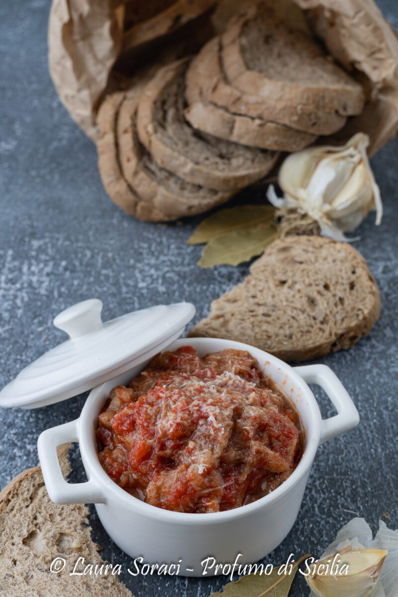 Preparare le zuppa di pane cotto alla siciliana un piatto povero antico e saporito